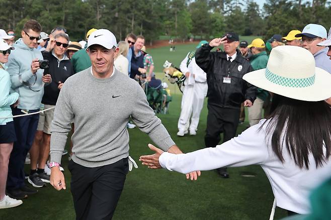 로리 매킬로이가 7일(현지 시간) 미국 조지아주 오거스타 내셔널GC에서 연습 라운드를 하며 갤러리와 손뼉을 마주치고 있다. AFP연합뉴스