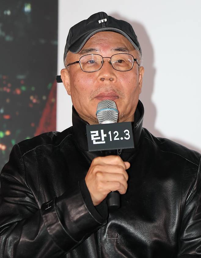 2024년 12월 3일 비상계엄 선포 기록을 담은 다큐멘터리 영화 ‘란12.3’ 시사 간담회가 열린 7일 서울 CGV 용산아이파크몰점에서 이명세 감독이 인사말을 하고 있다. 연합뉴스