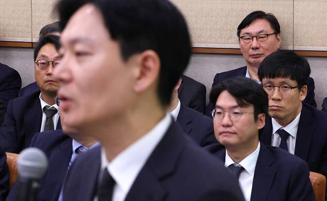 지난해 10월 국회 법제사법위원회에서 열린 서울고등검찰청·서울중앙지방검찰청 등에 대한 국정감사에서 자신의 대북 송금 사건을 수사했던 박상용 검사(인천지검 부부장검사)가 의원 질의를 받고 있는 가운데, 이화영 전 경기도 평화부지사가 답변을 듣고 있다. ⓒ시사저널 박은숙