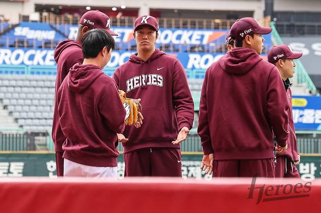 키움 안우진(가운데)이 12일 고척 롯데전에 선발등판해 1이닝을 소화할 예정이다. 예정대로 등판하면 955일만의 1군 출격이다. 사진제공|키움 히어로즈