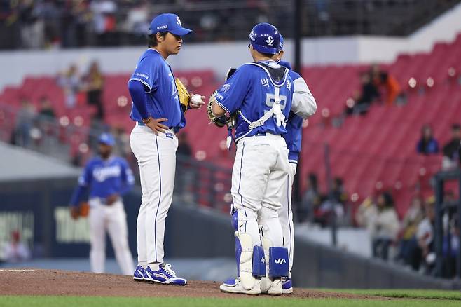 삼성 이승현(57번)이 8일 광주 KIA전서 선발등판해 최일언 투수코치(가운데), 포수 박세혁과 이야기하고 있다. 사진제공|삼성 라이온즈