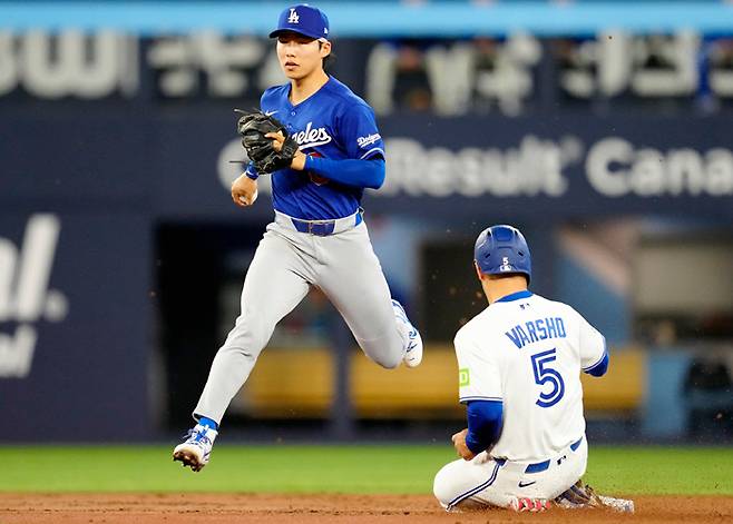 LA 다저스 김혜성이 7일 열린 토론토 원정경기 1회말 내야 땅볼 타구를 깔끔하게 아웃처리하고 있다. AP연합뉴스