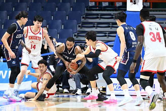 서울 SK와 부산 KCC 선수들이 지난 1일 부산사직체육관에서 열린 프로농구 6라운드 맞대결에서 공을 다투고 있다. KBL 제공