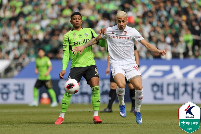 부천 부사니가 전북 현대와의 2026 시즌 개막전에서 오베르단과 볼 경합을 하고 있다. 프로축구연맹 제공