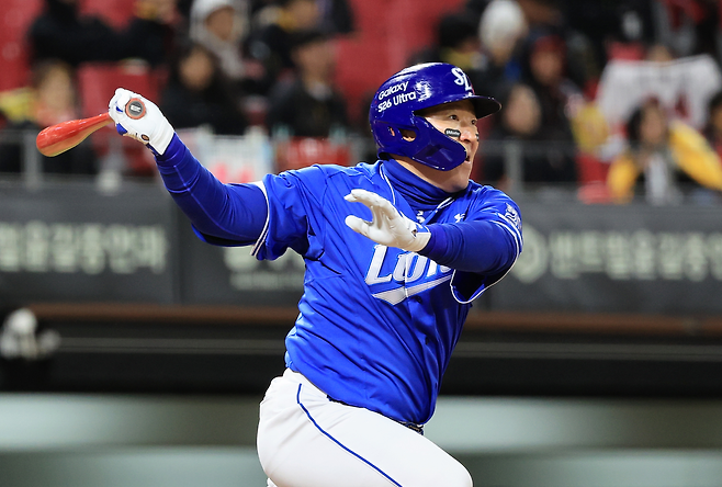 삼성 최형우가 7일 광주 KIA전 8회초 2루타를 때리고 있다. 연합뉴스