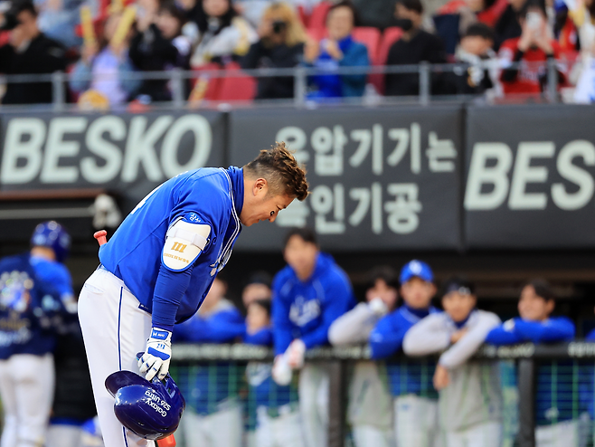 삼성 최형우가 7일 광주 KIA전 1회 첫 타석을 앞두고 광주 팬들에게 인사하고 있다. 연합뉴스