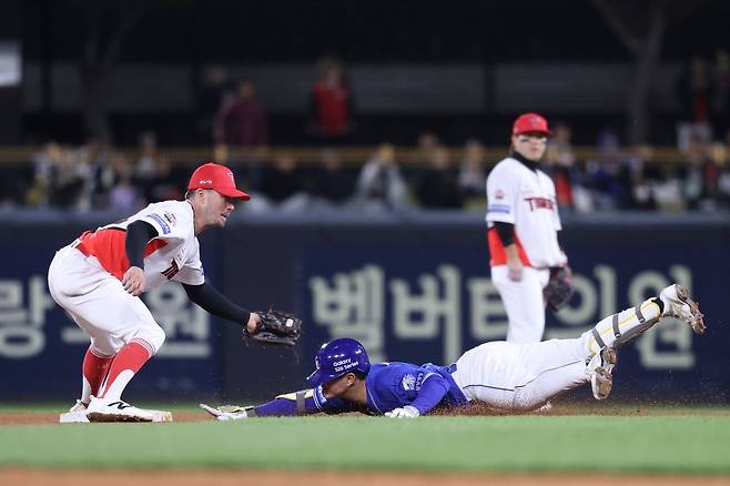 7일 광주 KIA전에서 헤드퍼스트슬라이딩을 하는 삼성 류지혁. 삼성 라이온즈 제공