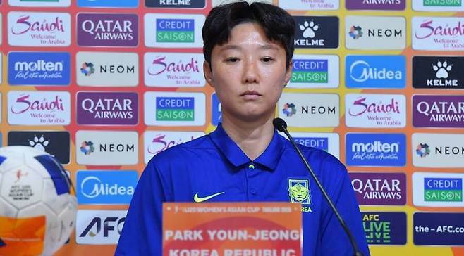 ▲ 박윤정 한국 U-20 여자 축구대표팀 감독은 북한과 리매치를 앞두고 경계를 늦추지 않았다. 문전 마무리 슈팅을 보완하고 상대 역습 상황에서 더 조직적인 수비를 '골리앗'에 대항하는 돌팔매질로 꼽았다. ⓒ연합뉴스