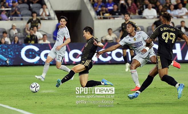 ▲ 손흥민은 이날 선발 명단에 이름을 올리며 팀 공격의 선봉에 선다. 비록 골 소식은 잠잠하지만, 직전 경기에서 보여준 도움 해트트릭 이상의 경이로운 조력 능력을 발판 삼아 이번엔 직접 골망을 흔들었다.