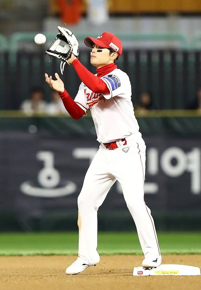 ▲ 8일 인천 한화전에서 선발 2루수 자리에 복귀했으나 결정적인 실책으로 고개를 숙인 정준재 ⓒSSG랜더스