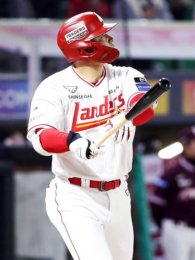 ▲ 김재환에 대한 SSG의 기다림은 예상보다 더 길어지고 있다 ⓒSSG랜더스