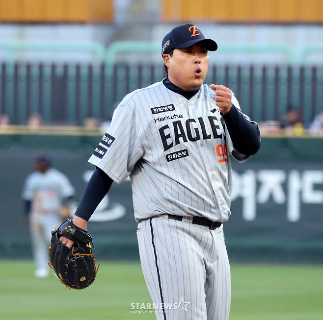 한화 이글스 류현진이 7일 인천 SSG랜더스필드에서 열린 2026 신한 SOL KBO리그 SSG 랜더스와 방문경기에 선발 등판해 쌀쌀한 날씨에 손에 입김을 불어넣고 있다. /사진=강영조 선임기자