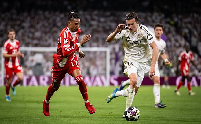 마이클 올리세(왼쪽)가 공을 몰며 돌파하고 있다. /사진=바이에른 뮌헨 공식 SNS 갈무리