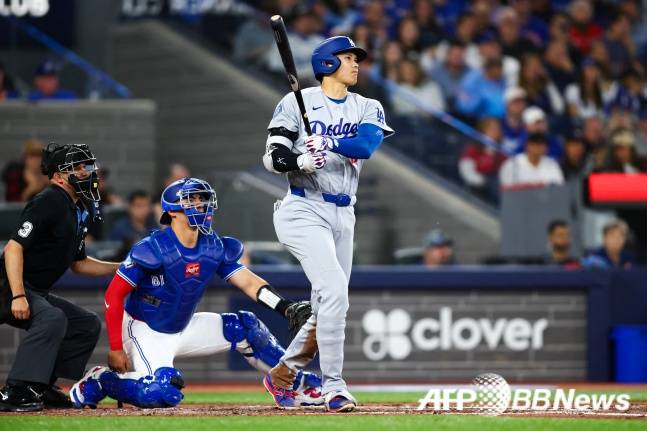 LA 다저스 오타니 쇼헤이(가운데)가 8일(한국시간) 캐나다 온타리오주 토론토의 로저스센터에서 열린 2026 미국 메이저리그 프로야구(MLB) 정규시즌 방문경기에서 3회초 적시타를 치고 있다. /AFPBBNews=뉴스1