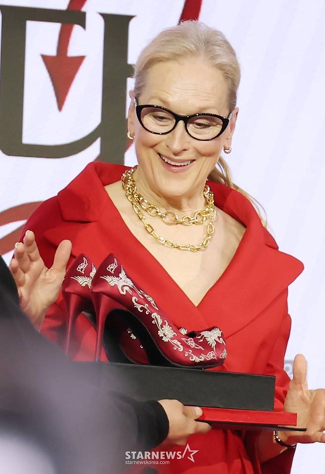 배우 메릴 스트립이 8일 오전 서울 종로구 포시즌스 호텔에서 진행된 영화 '악마는 프라다를 입는다 2' 내한 기자간담회에서 한국적인 디자인의 하이힐을 선물받은 뒤 기뻐하고 있다.  전설적인 패션 매거진 ‘런웨이’의 편집장 ‘미란다’와 20년 만에 기획 에디터로 돌아온 ‘앤디’가 럭셔리 브랜드의 임원이 된 ‘에밀리’와 재회하고, 완전히 달라진 미디어 환경 속에서 다시 한번 패션계의 주도권을 잡기 위해 모든 커리어를 거는 이야기 '악마는 프라다를 입는다2'는 오는 29일 개봉한다. /2026.04.08 /사진=이동훈 photoguy@