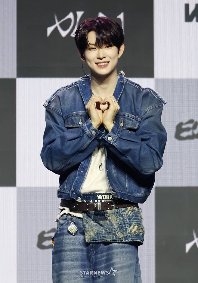 그룹 알파드라이브원 건우가 12일 오후 서울 용산구 블루스퀘어에서 진행된 미니 1집 ‘EUPHORIA’(유포리아) 발매기념 쇼케이스에서 포즈를 취하고 있다.  데뷔 앨범인 ‘EUPHORIA’에는 선공개곡 ‘FORMULA’(포뮬러)와 타이틀곡 ‘FREAK ALARM’(프릭 알람)을 비롯해 ‘Raw Flame’(로우 플레임), ‘Chains’(체인스), ‘Never Been 2 Heaven’(네버 빈 투 헤븐), ‘Cinnamon Shake’(시나몬 셰이크)까지 총 6곡이 수록됐다. /2026.01.12 /사진=이동훈 photoguy@