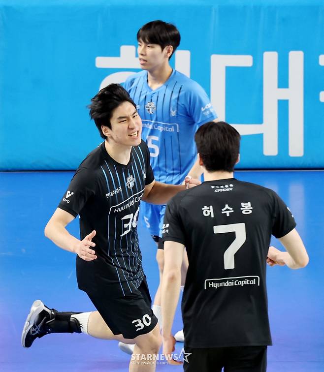 현대 신호진이 8일 천안유관순체육관에서 열린 진에어  2025-2026 V리그 챔피언결정전 대한항공과 현대캐피탈 4차전에서 환호하고 있다. /사진=강영조 선임기자