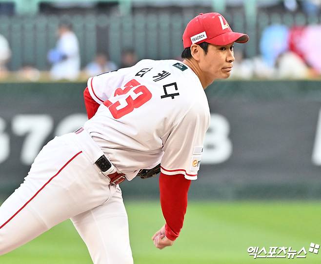 7일 오후 인천SSG랜더스필드에서 열린 '2026 신한 SOL Bank KBO리그' 한화 이글스와 SSG 랜더스의 경기, 1회초 SSG 선발투수 타케다가 공을 힘차게 던지고 있다. 인천, 김한준 기자