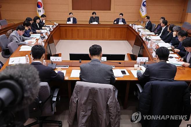 2026년도 제2차 국민연금기금운용위원회 (서울=연합뉴스) 이정훈 기자 = 정은경 보건복지부 장관이 5일 서울 종로구 정부서울청사 별관에서 열린 2026년도 제2차 국민연금기금운용위원회에서 발언하고 있다. 2026.3.5 uwg806@yna.co.kr