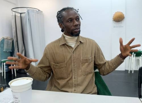 엠마 씨가 안무가로서의 삶과 춤에 대한 자신의 철학을 얘기하고 있다.