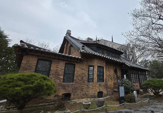 청라언덕에 위치한 붉은색 벽돌로 지어진 챔니스 주택. 1910년경에 건축된 것으로 추정된다.  [사진/성연재 기자]