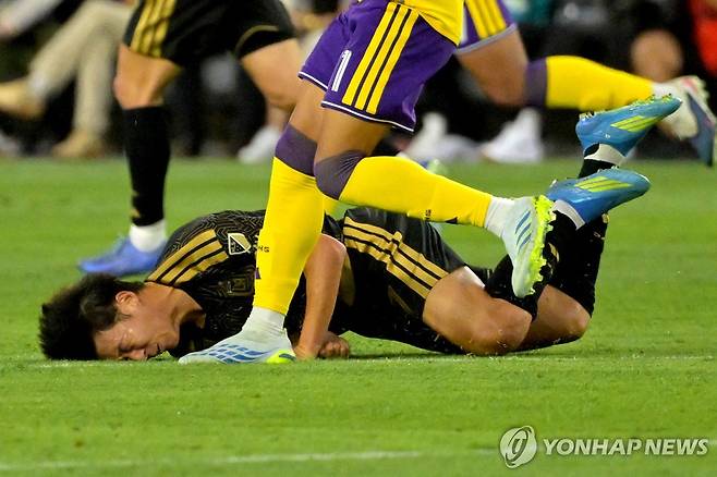 반칙에 쓰러진 손흥민 [Jayne Kamin-Oncea-Imagn Images=연합뉴스]