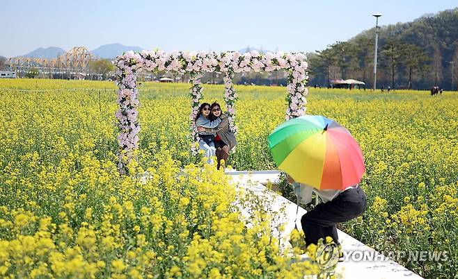 창녕 유채 추억 (창녕=연합뉴스) 김동민 기자 = '제21회 창녕 낙동강유채축제' 개막을 하루 앞둔 8일 오후 경남 창녕군 남지읍 창녕 낙동강 유채단지에서 관광객들이 추억을 만들고 있다. 2026.4.8 image@yna.co.kr