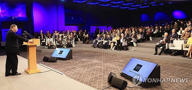 아산플래넘, 기조연설하는 이시바 전 총리 (서울=연합뉴스) 최재구 기자 = 이시바 시게루 전 일본 총리가 8일 서울 그랜드하얏트서울에서 열린 아산플래넘2026 개회식에서 기조연설을 하고 있다. 2026.4.8 jjaeck9@yna.co.kr