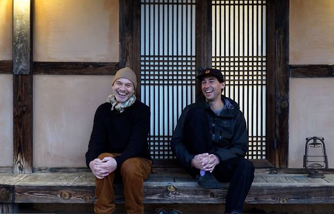 하회마을 숙소에서 포즈 취한 르글리즈와 블랑댕 (안동=연합뉴스) 이세영 기자 = 프랑스 출신 화가 프레드릭 르글리즈(왼쪽)와 티모테 블랑댕이 경북 안동 하회마을 숙소 앞 마루에 걸터앉아 활짝 웃고 있다. 두 작가의 표정에는 여유가 묻어났다. 2026.3.31 seva@yna.co.kr