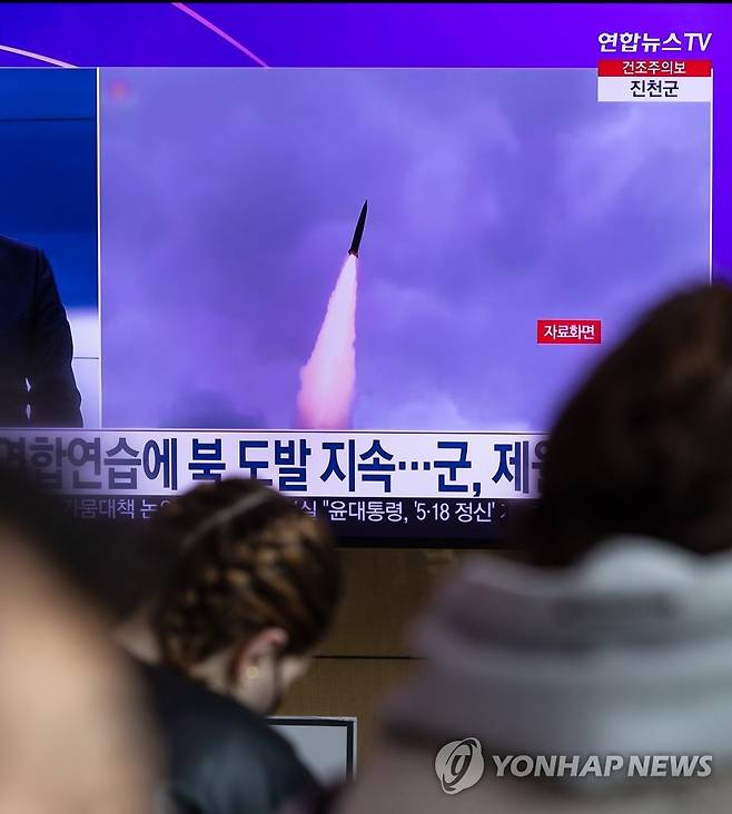 북한 미사일 발사 뉴스 지켜보는 시민들 [연합뉴스 자료사진]