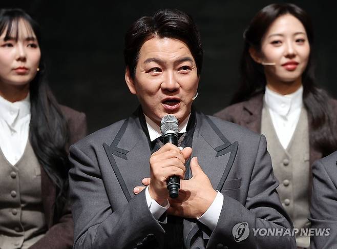 인사말하는 송일국 (서울=연합뉴스) 이재희 기자 = 배우 송일국이 8일 서울 대학로 놀유니플렉스에서 열린 뮤지컬 '헤이그' 언론 공개회에서 인사말을 하고 있다. 2026.4.8 scape@yna.co.kr