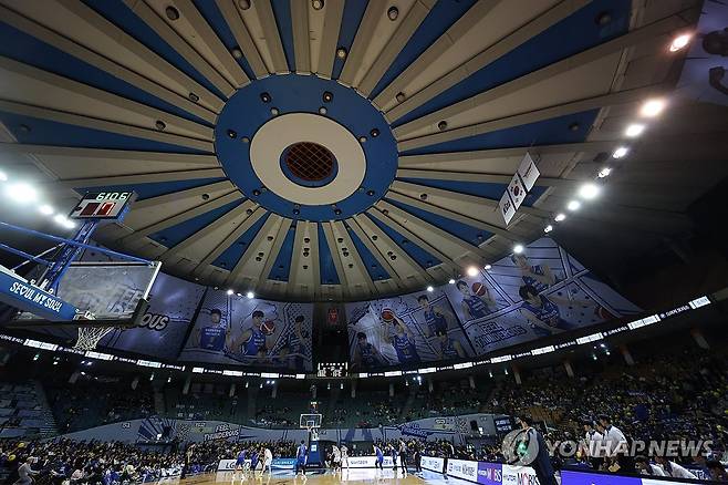 잠실실내체육관 마지막 경기 (서울=연합뉴스) 신준희 기자 = 8일 서울 잠실 실내체육관에서 프로농구 서울 삼성과 대구 한국가스공사의 시즌 마지막 경기가 펼쳐지고 있다.
잠실 실내체육관은 이번 시즌을 마치고 철거될 예정이다. 2026.4.8 hama@yna.co.kr
