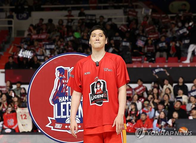 함지훈, 은퇴식서 눈물 (울산=연합뉴스) 김용태 기자 = 프로농구 울산 현대모비스의 함지훈이 8일 울산 동천체육관에서 창원 LG와의 경기 후 열린 자신의 은퇴식에서 눈물이 맺힌 채 팬들을 바라보고 있다. 2026.4.8 yongtae@yna.co.kr