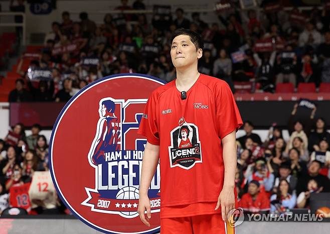 은퇴식서 눈물 맺힌 함지훈 (울산=연합뉴스) 김용태 기자 = 프로농구 울산 현대모비스의 함지훈이 8일 울산 동천체육관에서 창원 LG와의 경기 후 열린 자신의 은퇴식에서 눈물이 맺힌 채 팬들을 바라보고 있다. 2026.4.8 yongtae@yna.co.kr