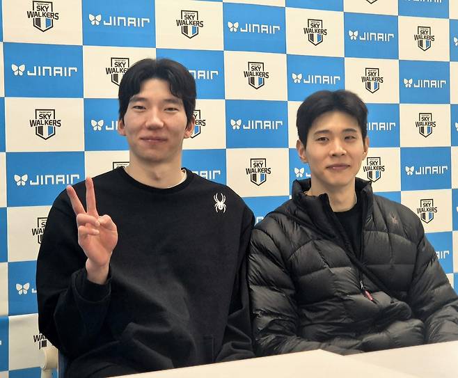 인터뷰하는 현대캐피탈 허수봉(왼쪽)과 황승빈 (천안=연합뉴스) 김경윤 기자 = 현대캐피탈 허수봉(왼쪽)과 황승빈이 8일 충남 천안 유관순체육관에서 열린 2025-2026 프로배구 V리그 챔피언결정전 4차전 대한항공과 홈 경기에서 승리한 뒤 기자회견에서 포즈를 취하고 있다. 2026.4.8. cycle@yna.co.kr