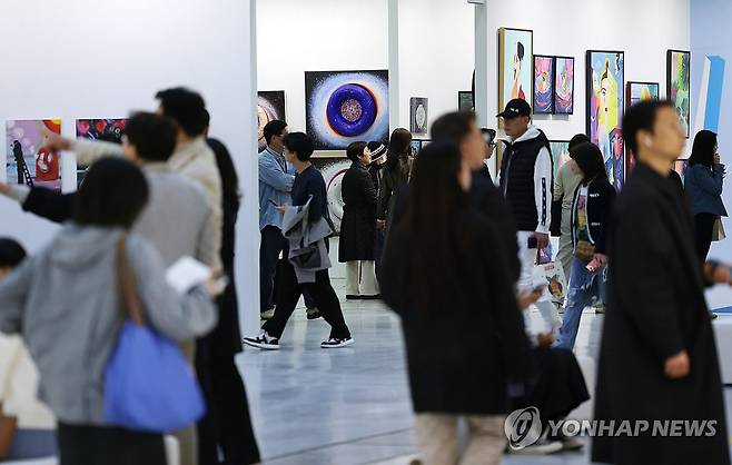 예술이 필요한 시대 (서울=연합뉴스) 신준희 기자 = 8일 서울 강남구 코엑스에서 열린 화랑미술제를 찾은 관람객들이 미술 작품을 감상하고 있다.  2026.4.8 hama@yna.co.kr