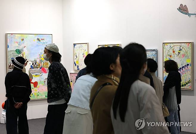 예술이 필요한 시대 (서울=연합뉴스) 신준희 기자 = 8일 서울 강남구 코엑스에서 열린 화랑미술제를 찾은 관람객들이 미술 작품을 감상하고 있다.  2026.4.8 hama@yna.co.kr
