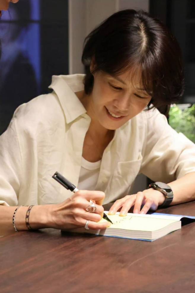 배우 김지호가 자신이 출간한 책 앞부분에 친필 사인을 하고 있다. / 사진=김지호 SNS