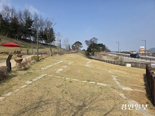 강도 시기 최고 권력자 최우와 그의 아들 최항이 대를 이어 살던 진양부 자리로 추정되는 견자산 동쪽 기슭에 2021년 조성된 관청공원 모습. 2026. 4. 4 /정진오기자 schild@kyeongin.com