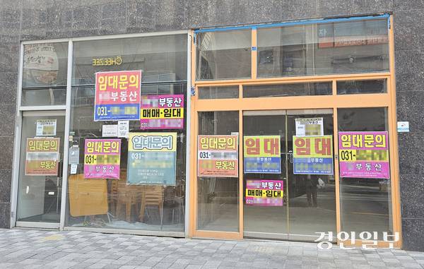 남양주시 다산신도시 다산역 인근 상가 건물에 임대문의 팻말이 다닥다닥 붙어있다. 2026.4.7 남양주/이종우기자 ljw@kyeongin.com