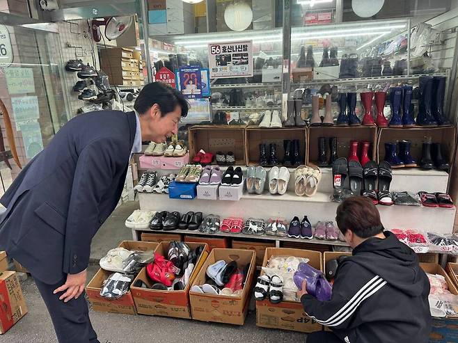 ▲ 지난 4월 3일 이훈기 의원이 동네한바퀴 100회차를 맞아 인천 남동구 만수2동의 한 신발가게에서 가게 주인과 이야기를 나누고 있다. /사진제공=이훈기 의원실