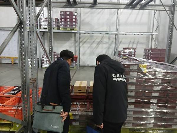 인천시 특별사법경찰이 위반 업체를 점검하고 있다. [사진 = 인천시]