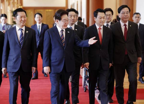 이재명 대통령이 7일 청와대에서 열린 여야정 민생경제 협의체 회담에 더불어민주당 정청래 대표, 국민의힘 장동혁 대표 등과 입장하고 있다. 2026.4.7 [사진=연합뉴스]