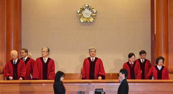 &nbsp;김상환&nbsp;헌법재판소장을 비롯한&nbsp;헌법재판관들이 26일 서울 종로구&nbsp;헌법재판소 대심판정에서 열린 3월 심판사건 선고를 위해 입장하고 있다. 2026.3.26 [사진=연합뉴스]