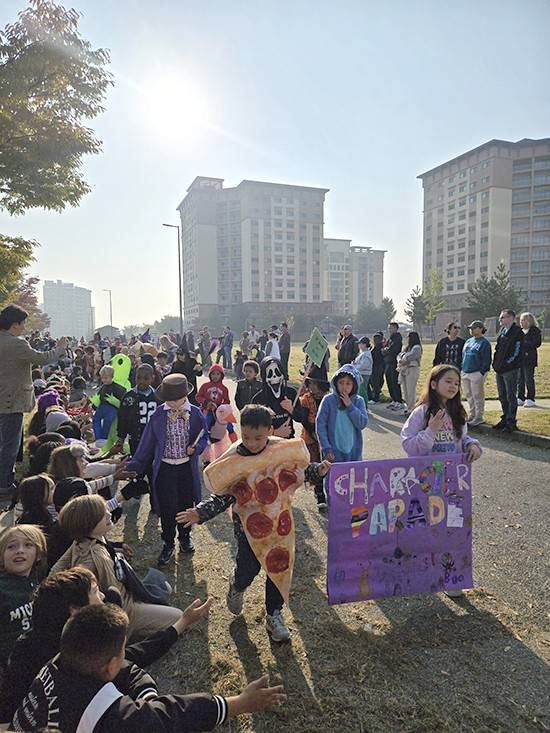 평택교육지원청 교육 교류 협력 사업에 참여한 험프리스센트럴초등학교의 퍼레이드.