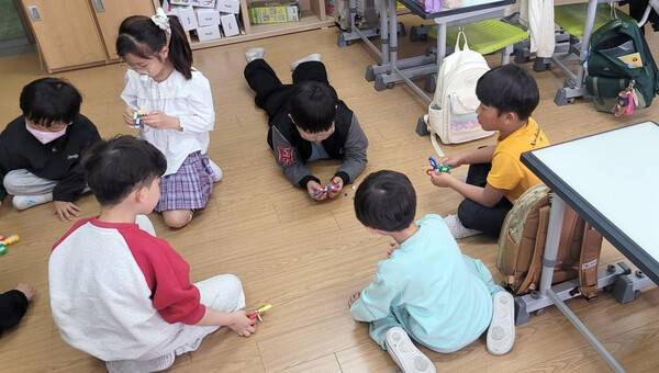 나라사랑 프로젝트 '전통 문양 팽이 만들기' 활동.