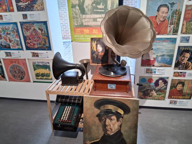 추억을 환기시키는 다양한 소품들