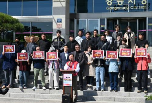 ◇국민의 힘 심영섭 강릉시장 예비후보도 8일 강릉시청 앞에서 기자회견을 열고 “이번 선거에서 승리해 시장이 된다면 임기 동안 받게 되는 봉급 전액을 시민께 돌려드리겠다”고 밝혔다.
