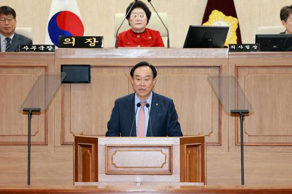 천영기 통영시장이 9일 통영시의회 마지막 임시회 본회의에서 4년 시정 소회를 밝히고 있다. /통영시