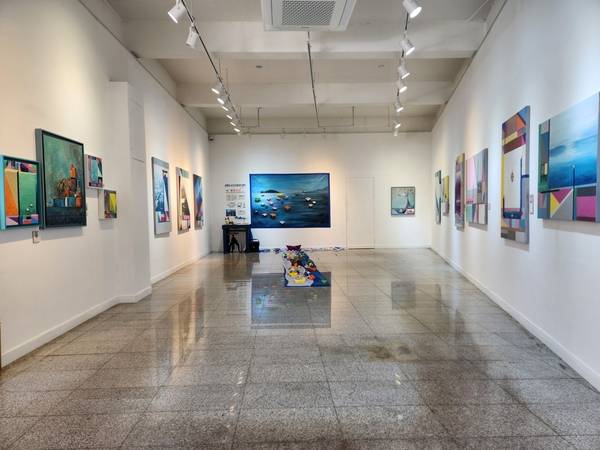 30일까지 창원 상상갤러리에서 안옥희 작가 제7회 개인전 <중첩된 시간과 펼침의 미학>이 열린다. /류민기 기자